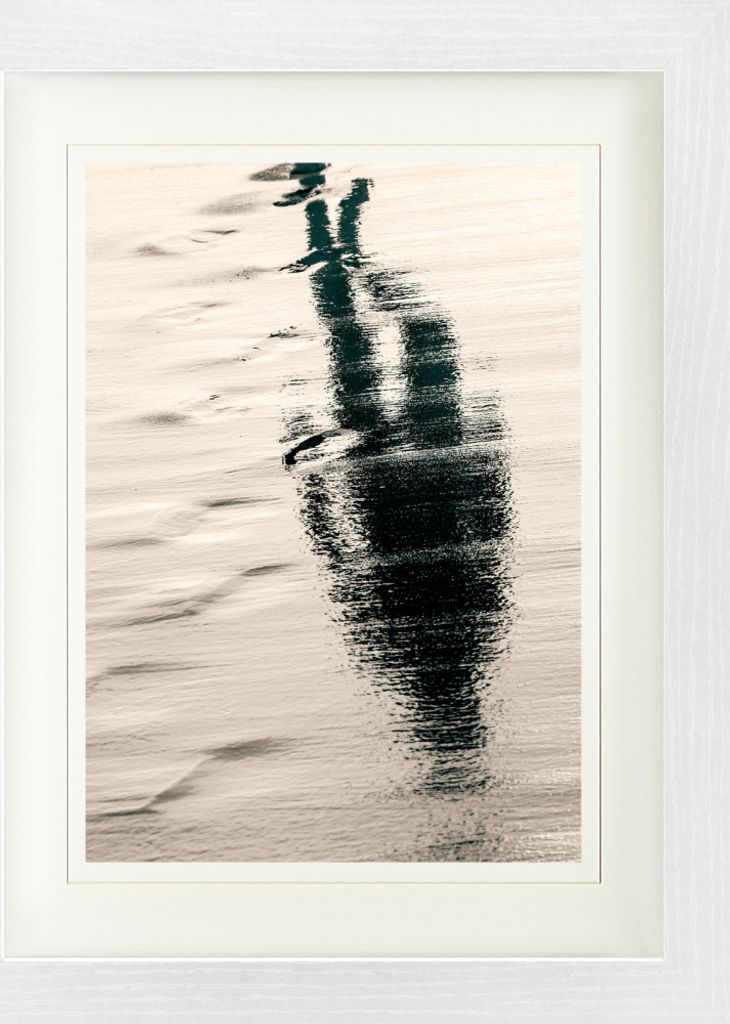 Silhouetten Gerahmtes Bild Mit Edlem Passepartout | Wand-Bilder | Im Bilderrahmen - Ein Schatten In Den Wellen Des Wüstensands (40 x 30 cm)