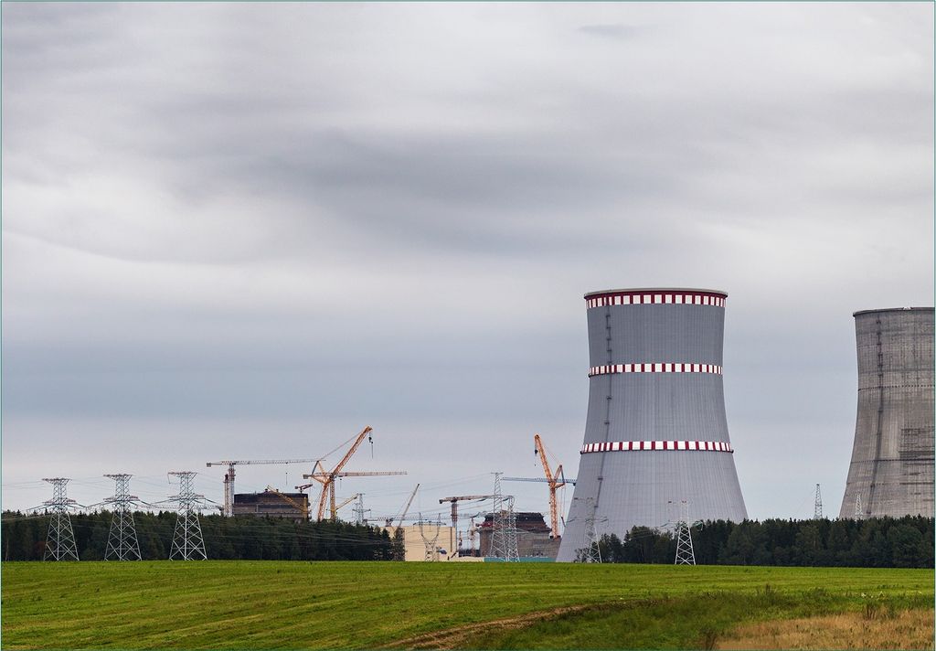 Wallario Fototapete Vliestapete, seidenmatte Oberfläche, einfache Verarbeitung, Größe 300 x 210 cm, Motiv Bau eines Kraftwerkes