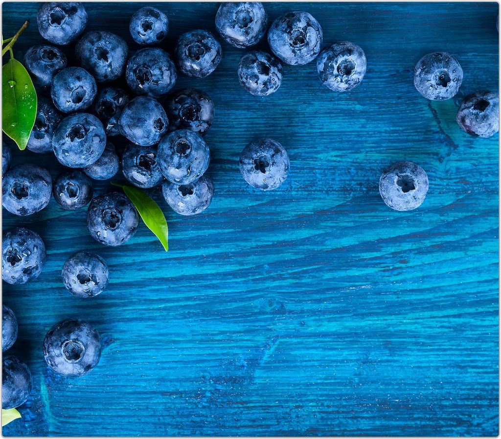 Spritzschutz Herdabdeckplatte Schneidebrett aus Glas Heidelbeeren auf Holztisch 1-Teilig (60x52cm)
