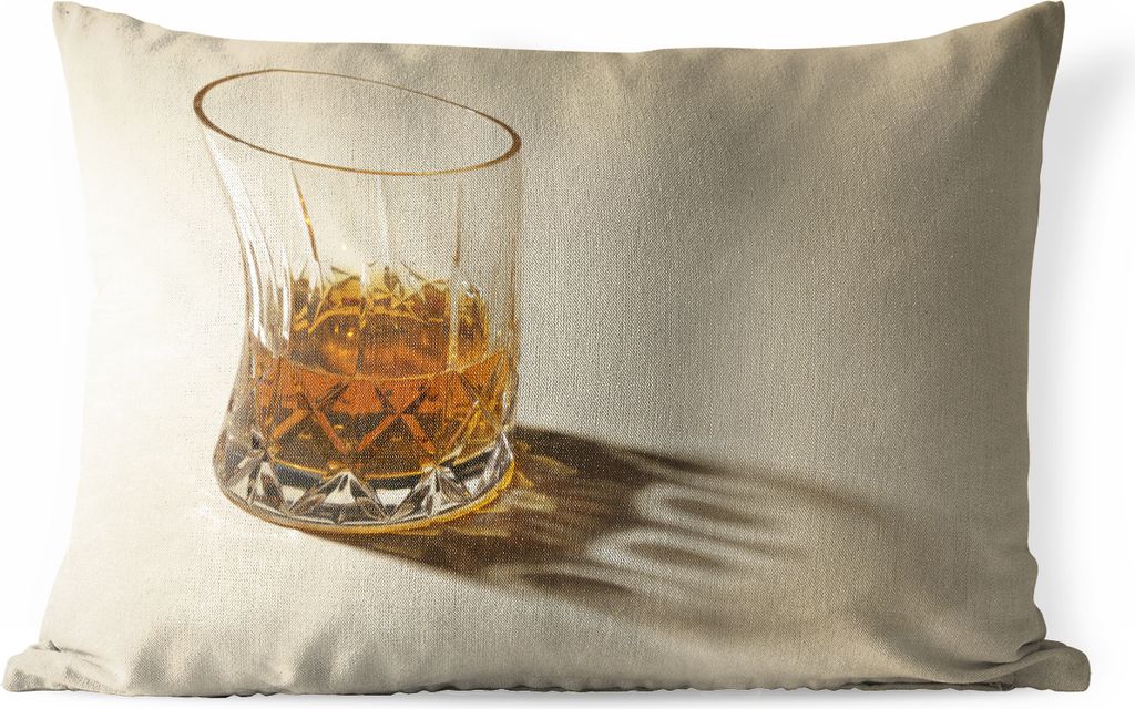 MuchoWow Outdoor Kissen - Studioaufnahme eines Glases mit Whisky - 50x30 cm - Wetterfest - Lounge Kissen - Sofa kissen - Wohnzimmer Dekoration