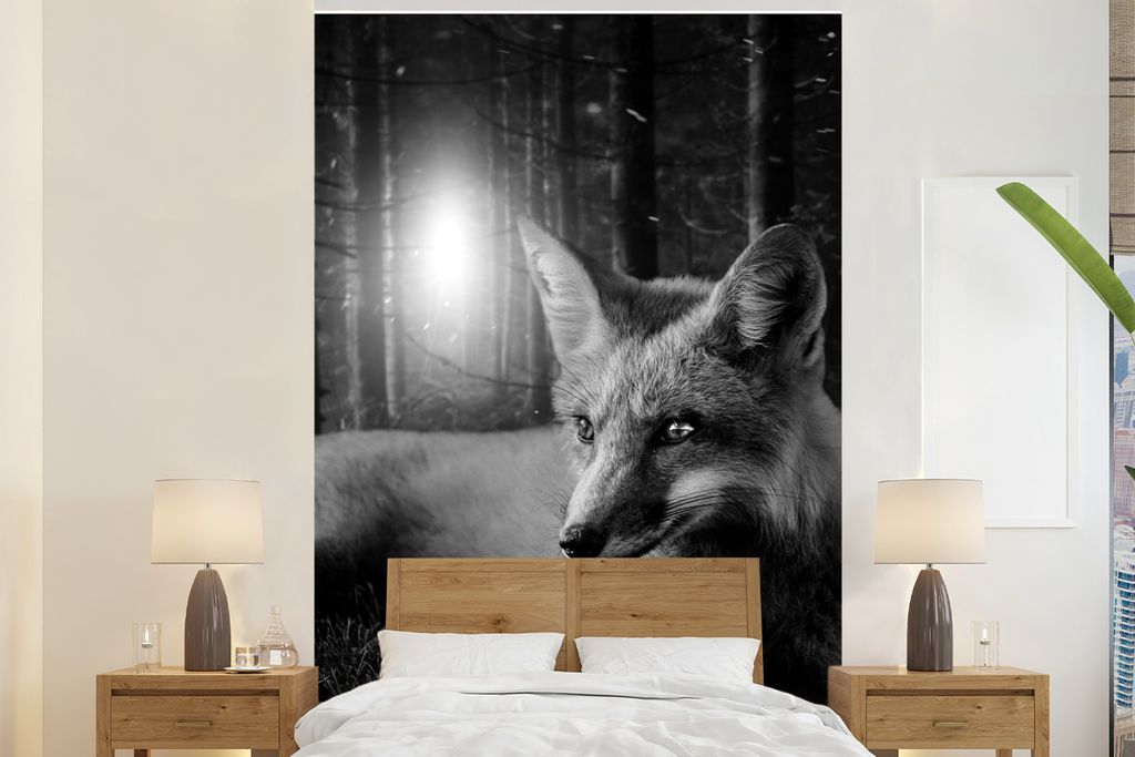 MuchoWow Fototapete für Wohnzimmer oder Schlafzimmer Wandtapete Vinyl Motivtapete Fuchs zwischen den Bäumen im Dschungel - schwarz und weiß - ...