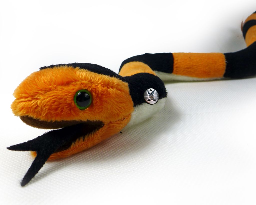 Korallenschlange Kuscheltier Schlange schwarz orange Plüschtier Korallenotter PAYTON