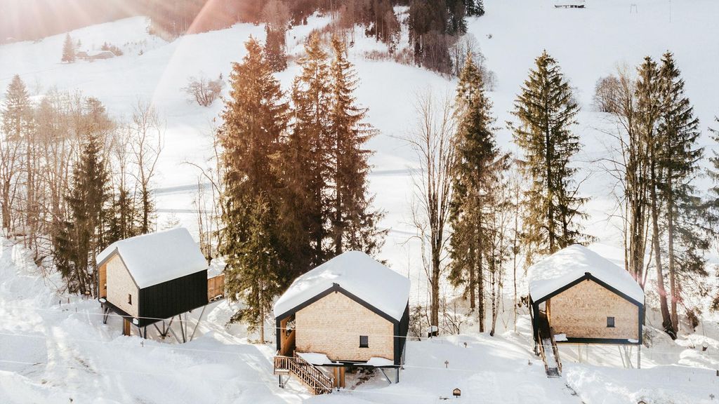Jochen Schweizer Romantikurlaub im Baumhaus Chalet für 2 (1 Nacht); Erlebnis verschenken oder selbst erleben; Gutschein gültig für 2 Personen