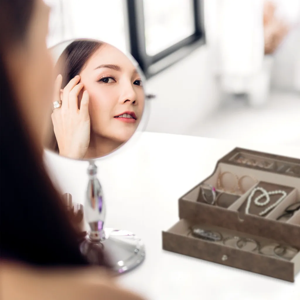 Coffret à bijoux rectangulaire aspect cuir avec compartiments variés