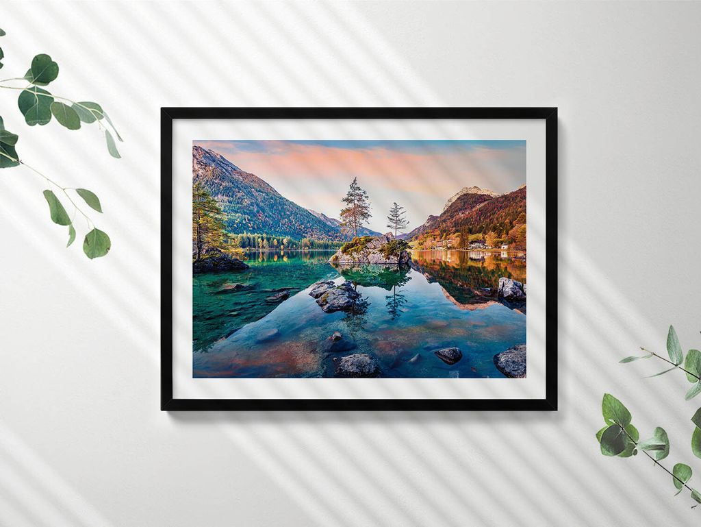 Schöne Berglandschaft an einem See– Wandbild mit Rahmen – Gerahmtes Bild – Wanddekoration – 80x60 cm – Schwarz Rahmen
