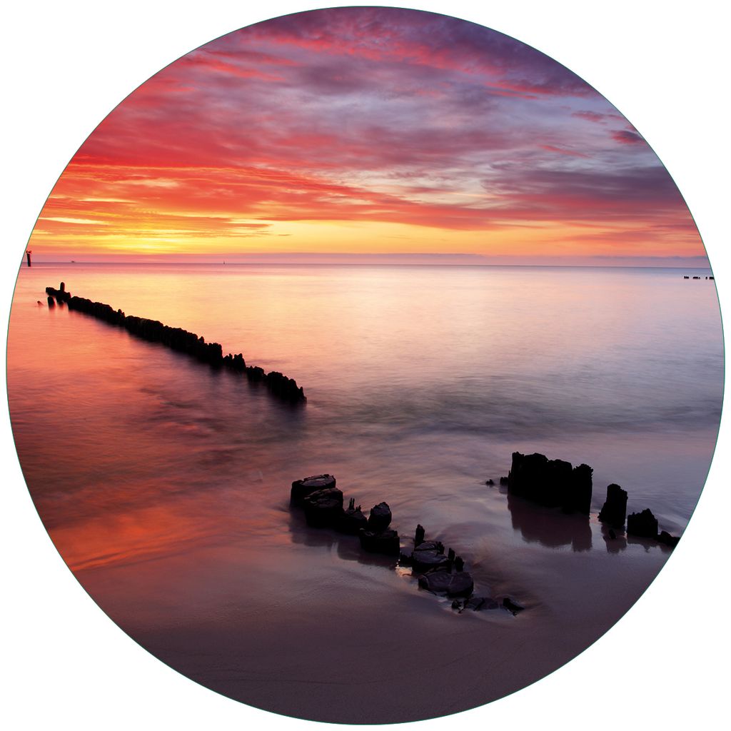 Wallario Premium Glasbild, freischwebende Optik, kräftige Farben, rund 50cm Durchmesser, Motiv Sandstrand im Sonnenuntergang - Roter Himmel