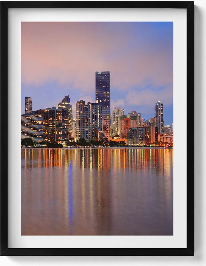 Panorama der Stadt am Wasser– Wandbild mit Rahmen – Gerahmtes Bild – Wanddekoration – 60x80 cm – Schwarz Rahmen