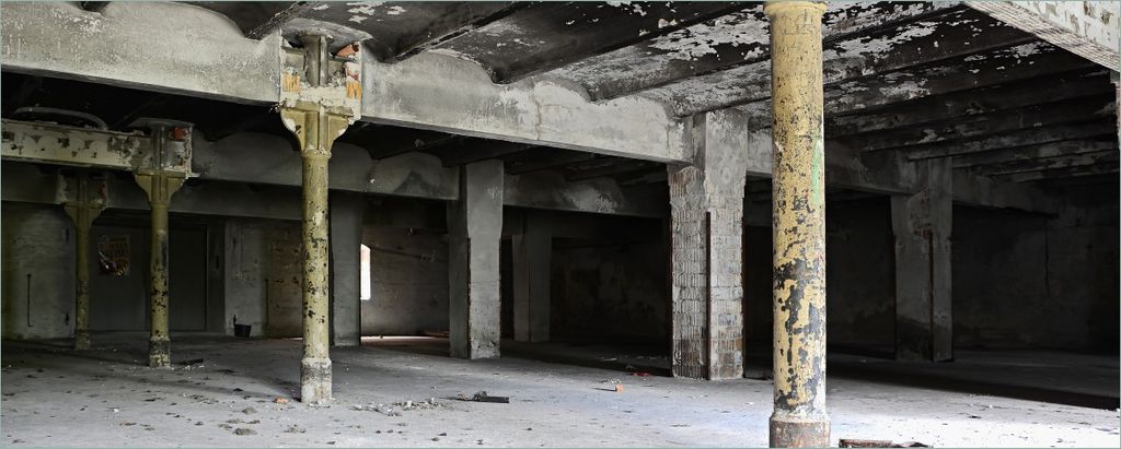 Wallario selbstklebendes Poster - Verlasse Brauerei - Alte Industriehalle, Größe: 50 x 125 cm