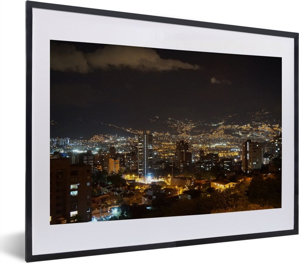 MuchoWow MuchoWow Gerahmtes Poster Die Skyline von Medellin am Abend im südamerikanischen Kolumbien 40x30 cm - Poster mit zchwarzem Bilderrahm...