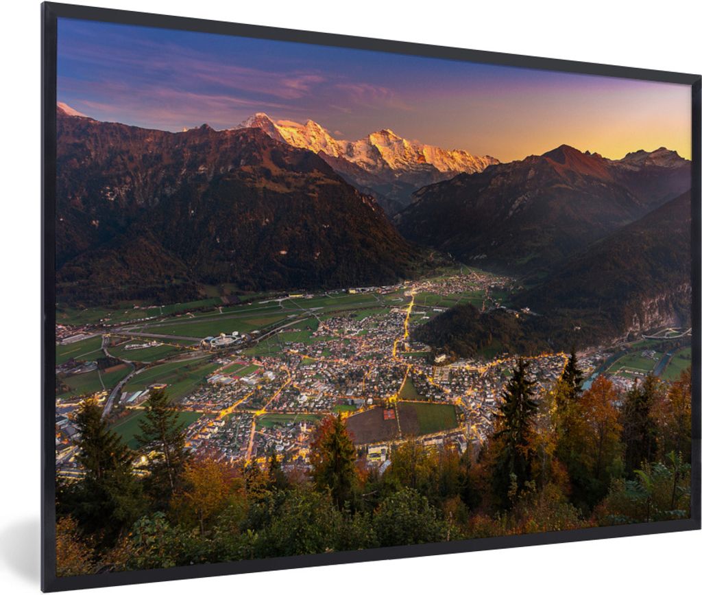MuchoWow Gerahmtes Poster Sonnenuntergang über der Schweizer Stadt Interlaken 90x60 cm - Poster mit Schwarzem Bilderrahmen Wandposter Rahmen Fot...