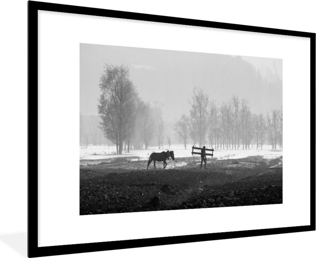 MuchoWow MuchoWow Gerahmtes Poster Pferd - Bauernhof - Schnee 90x60 cm - Poster mit zchwarzem Bilderrahmen - Wanddekoration - Fotos