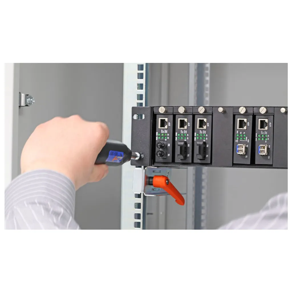 Installer seul un serveur 19 pouces avec l'aide au montage EFB 39850.1