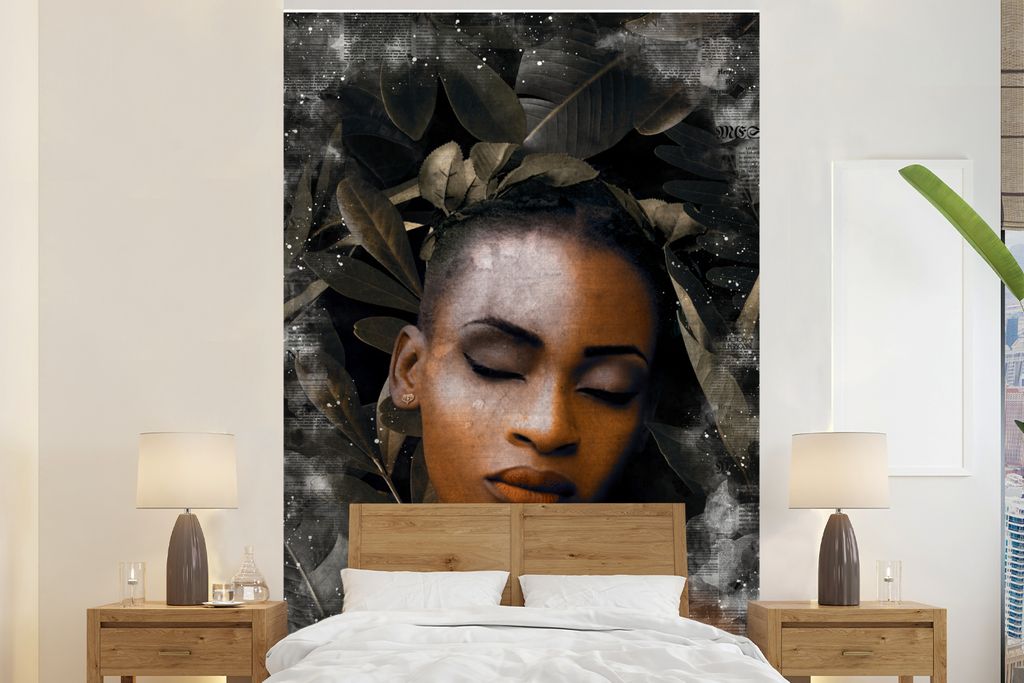 MuchoWow Fototapete für Wohnzimmer oder Schlafzimmer Wandtapete Vinyl Motivtapete Frau - Laub - Zeitung - 145x220 cm - Wanddekoration