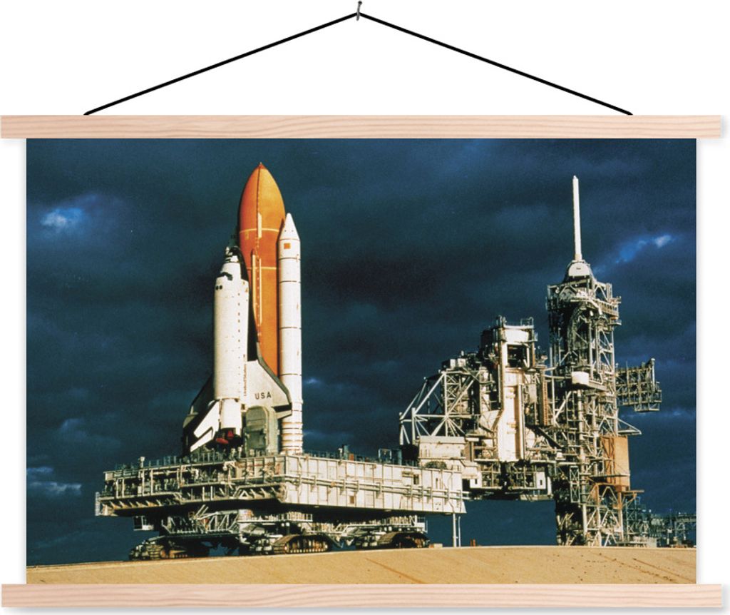 MuchoWow Textilposter Vorbereitungen für den Start der Raumfähre am Abend 60x40 cm mit holzfarbenen Rahmen - Bilder