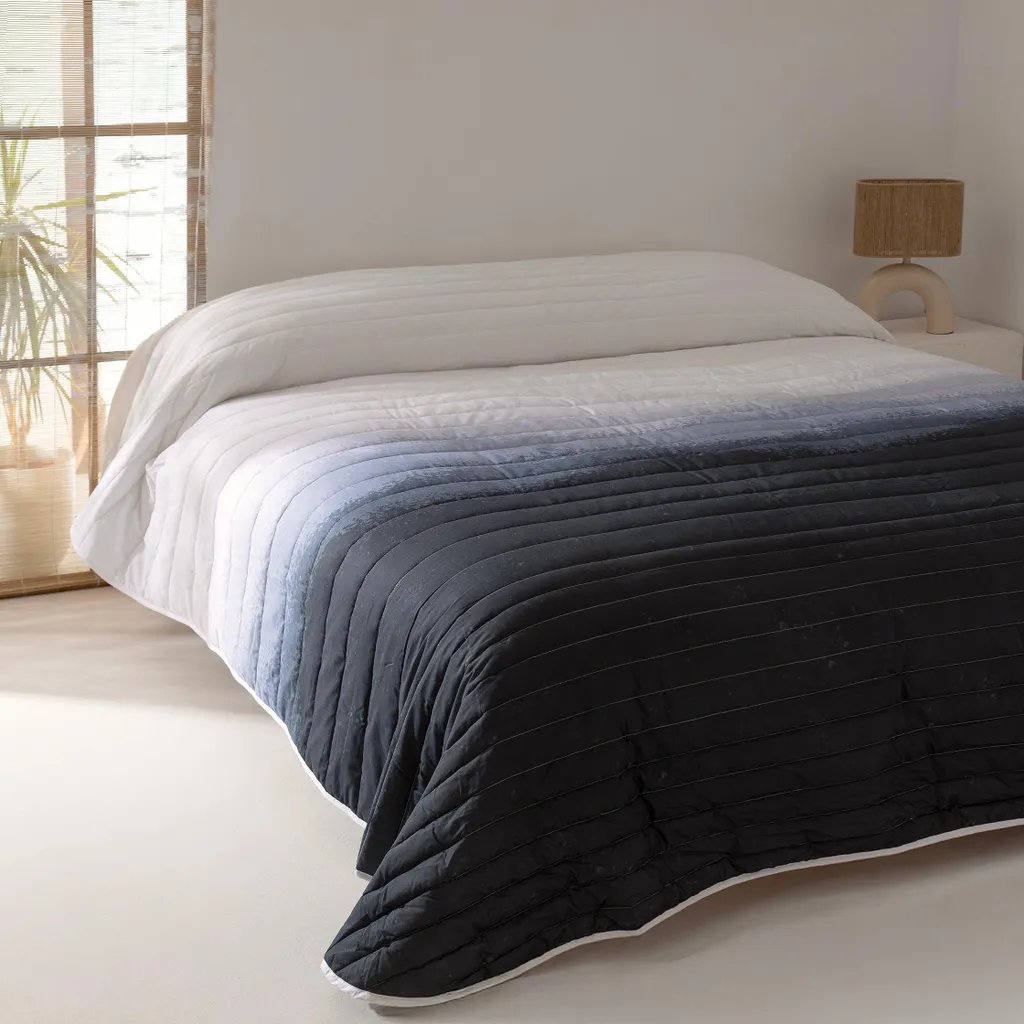 Copriletto Nightfall blu scuro 270x260 cm (letto 160/180) 100 % cotone (esterno) 100 % poliestere (imbottitura) Europe