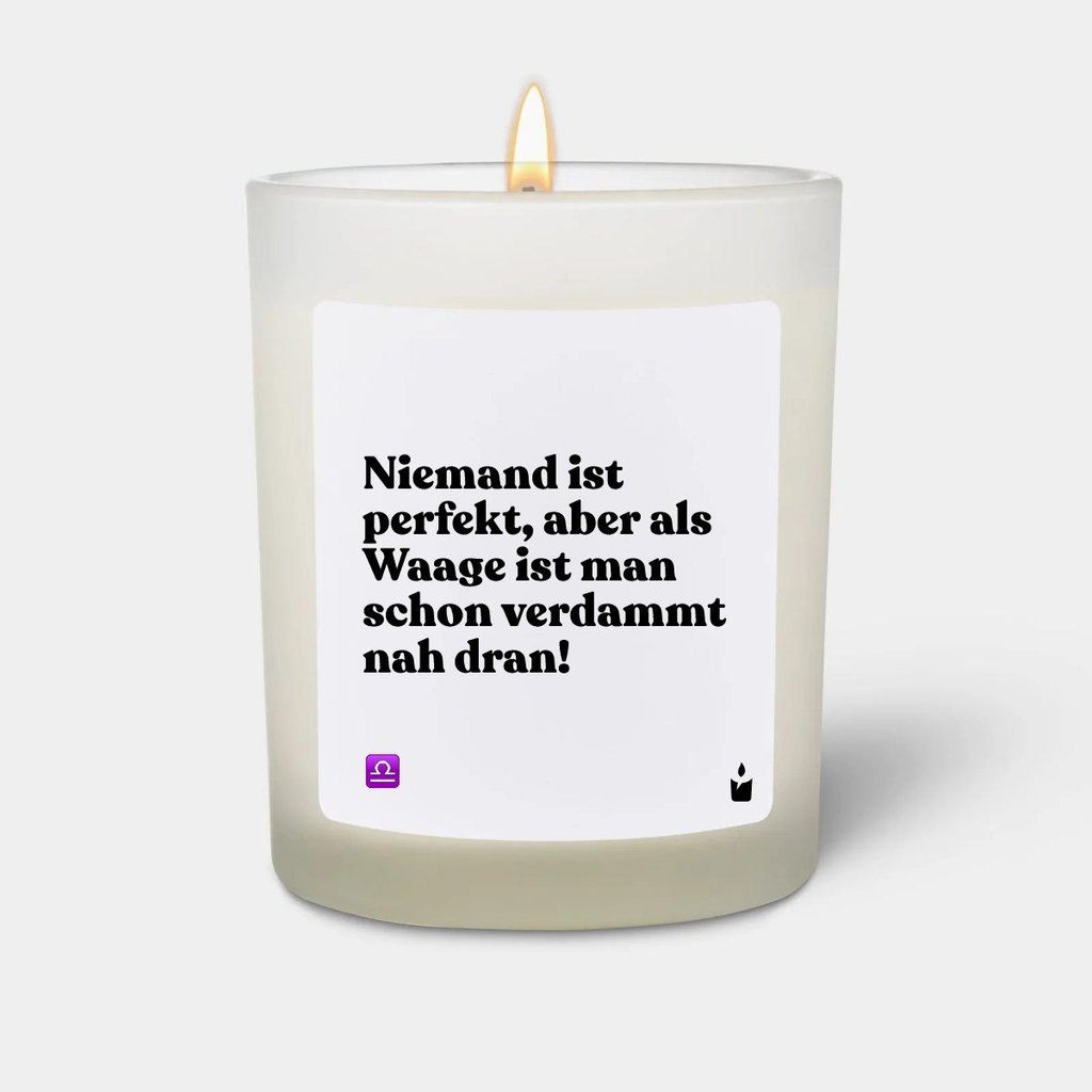ChattyCandles Duftkerze Weiss Woody Niemand ist perfekt, aber als Waage ist man schon verdammt nah dran!
