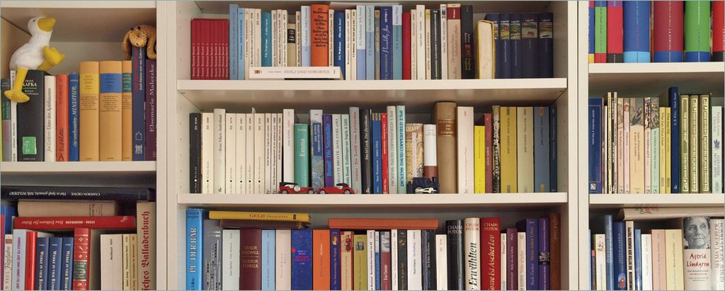 Wallario selbstklebendes Poster - Weißes Bücherregal mit unterschiedlichen Büchern, Größe: 50 x 125 cm