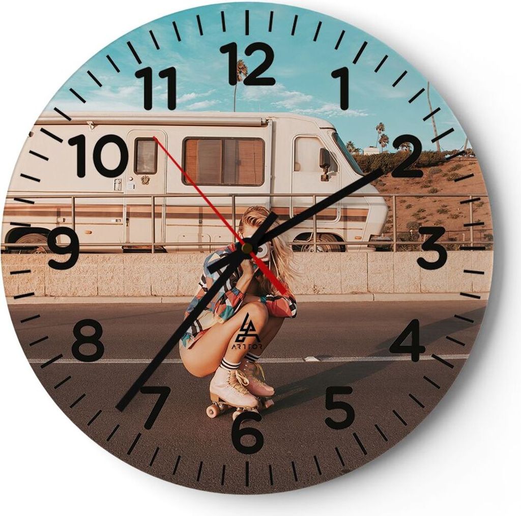 Wanduhr - Rund - Glasuhr - Reise Frau Rollschuhe - 30x30cm - Schleichendes Uhrwerk - Lautlos - zum Aufhängen bereit - Dekoration Modern - Wanddeko...