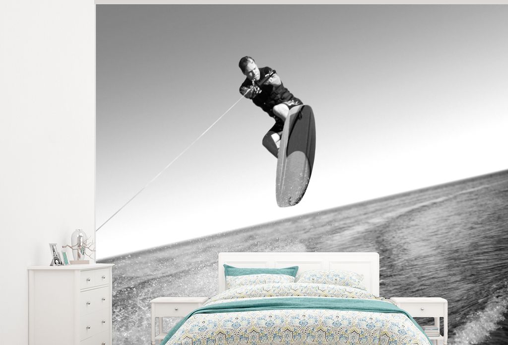 MuchoWow Fototapete für Wohnzimmer oder Schlafzimmer Wandtapete Vinyl Motivtapete Ein Mann in einem Neoprenanzug fährt Wakeboarding auf dem Mee...