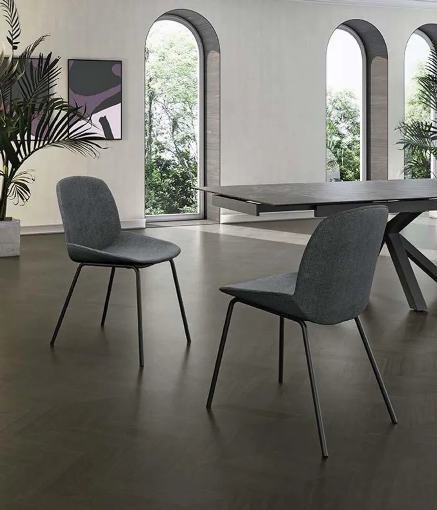 Chaise Eva en tissu gris foncé 4 pcs avec pieds robustes et design chic
