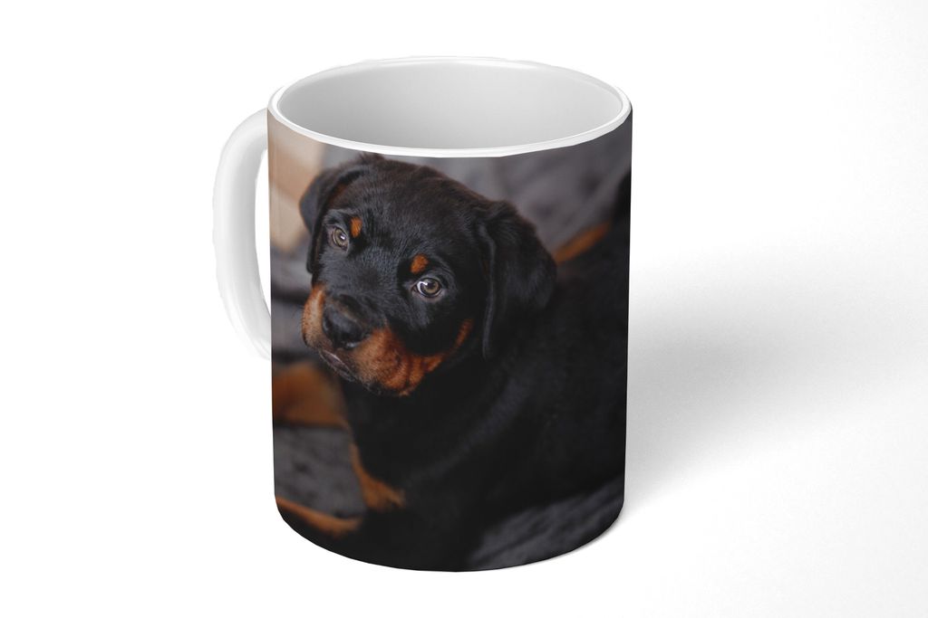 KitchenYeah Tasse Kaffeetasse Kaffeebecher 350 ml Ein Rottweiler-Welpe auf einem schwarzen Teppich Teetasse - Fototasse - Becher - Keramikbecher ...