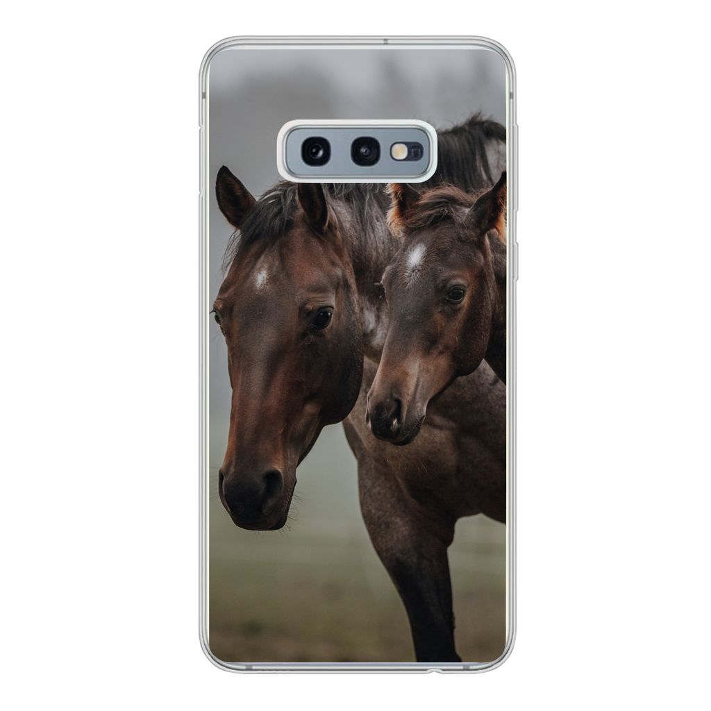 MuchoWow Handyhülle Schutzhülle Hülle für Samsung Galaxy S10e Pferde - Nebel - Landschaft Silikon Softcase Handy Hülle - Handy