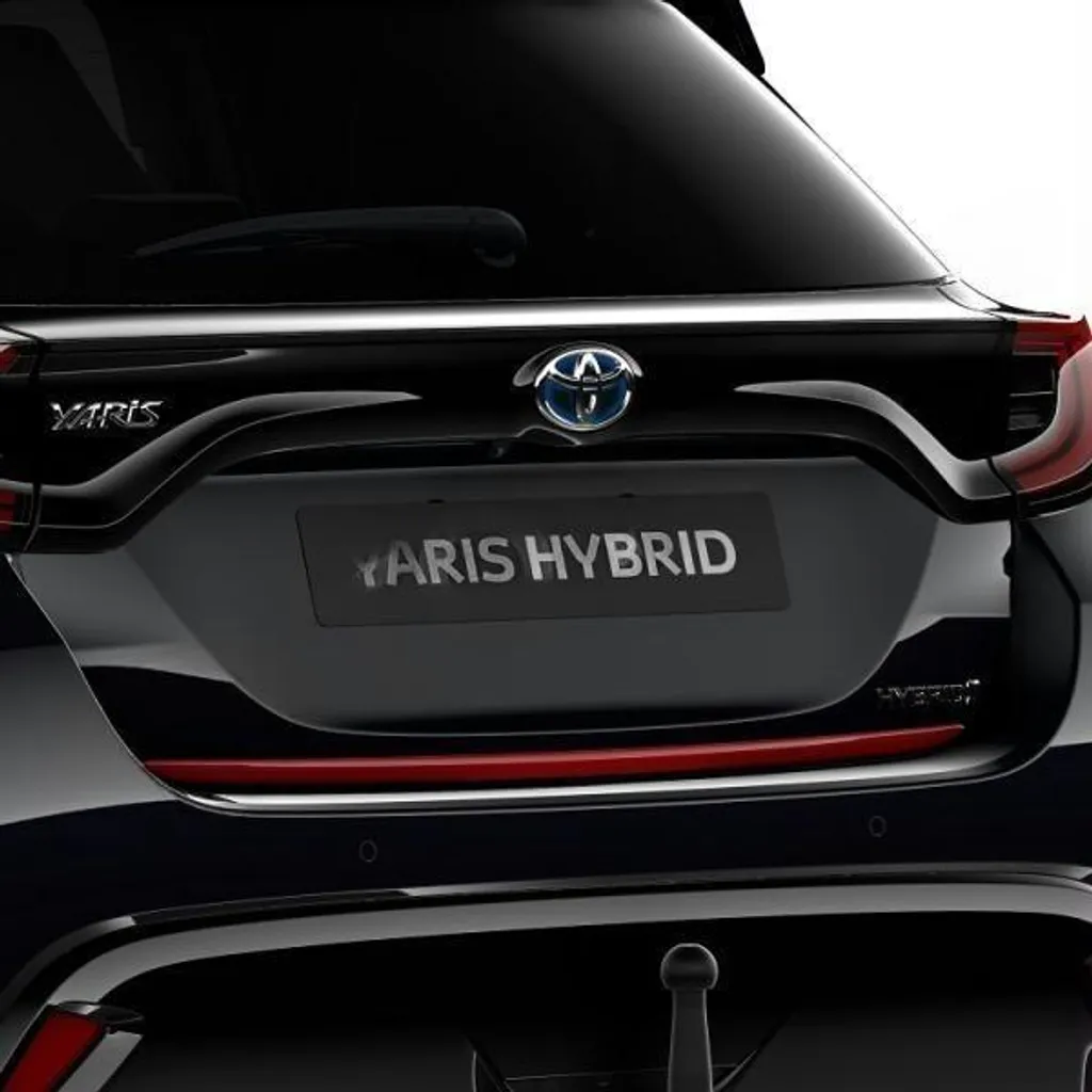 Personnalisez votre Toyota Yaris avec cet habillage de coffre rouge