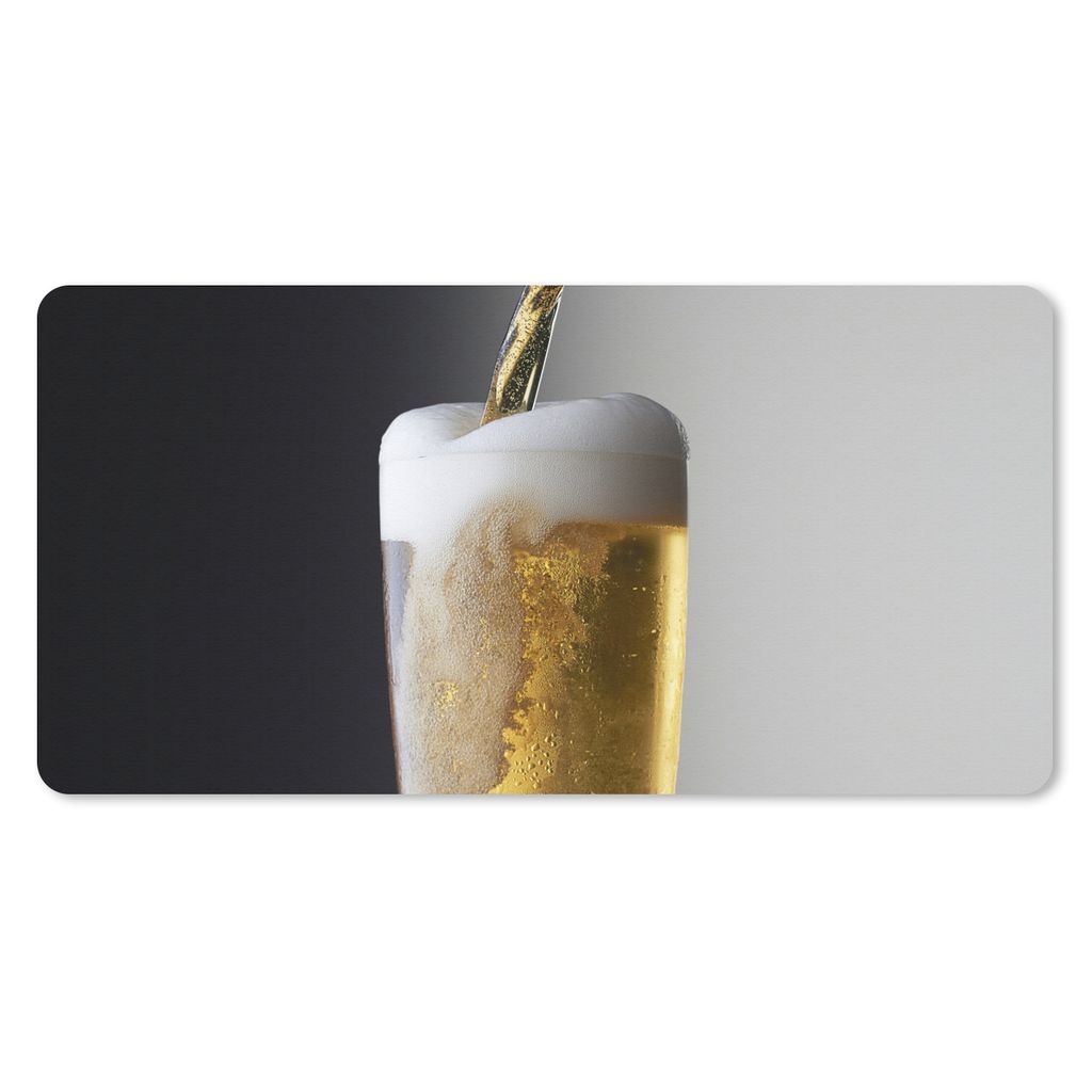 MuchoWow® Schreibtischunterlage Leckeres Bier auf schwarzem Produktbild 