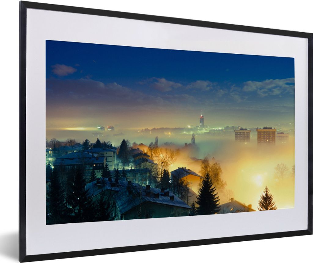 MuchoWow MuchoWow Gerahmtes Poster Die nebligen Straßen von Sarajevo in Bosnien und Herzegowina 60x40 cm - Poster mit zchwarzem Bilderrahmen -...