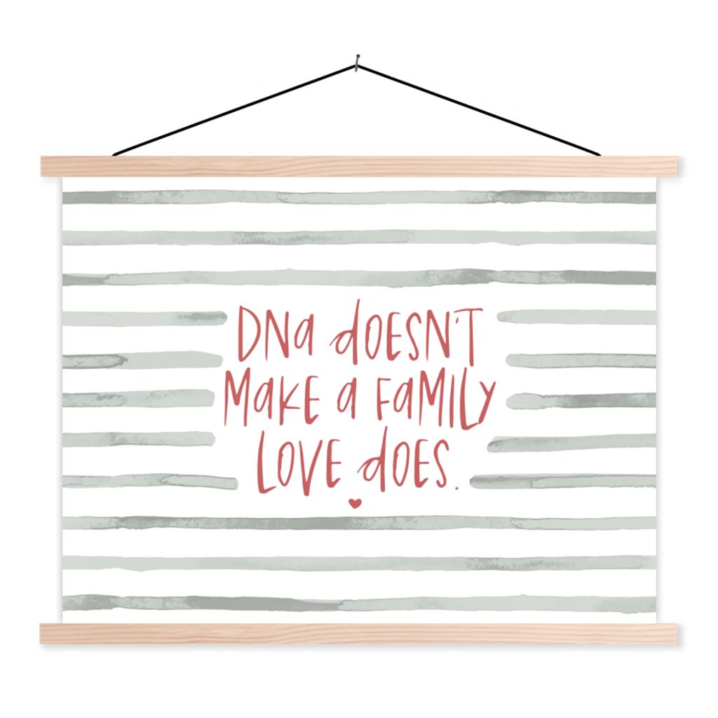 MuchoWow Textilposter Familie - Zitate - Nicht die DNA macht eine Familie, sondern die Liebe - Sprichwörter 40x30 cm mit holzfarbenen Rahmen - B...
