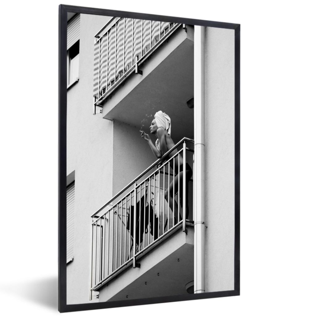 MuchoWow Gerahmtes Poster Balkon - Zigaretten - Rauchen - Frau 40x60 cm - Poster mit Schwarzem Bilderrahmen Wandposter Rahmen Foto Bilder - Papie...
