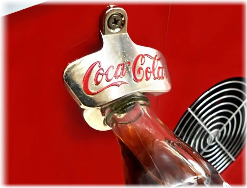 Dites adieu aux bacs à glaçons avec la machine Coca-Cola SEB-14CC