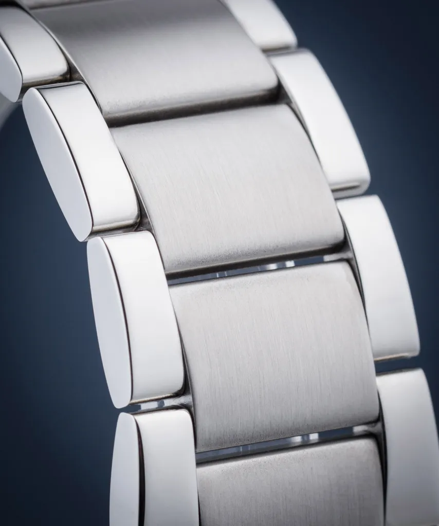 Montre multifonctions Roamer R-Line : précision suisse et robustesse - 7