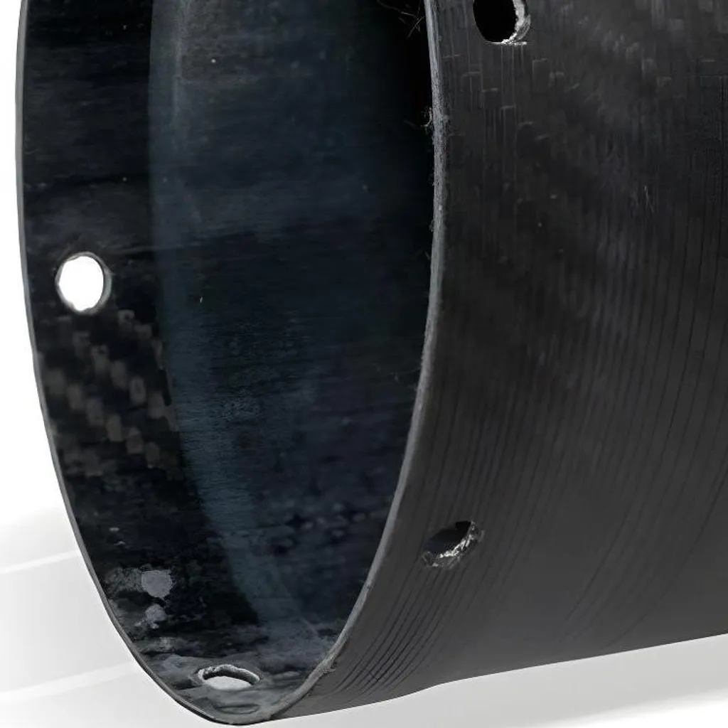 Réfection de silencieux moto LeoVince avec gaine carbone 122x89x400 mm
