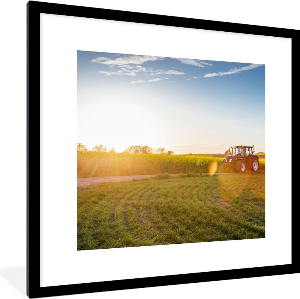 MuchoWow Gerahmtes Poster Traktor - Gras - Sonnenuntergang 40x40 cm - Poster mit Schwarzem Bilderrahmen Wandposter Rahmen Foto Bilder - Poster - ...