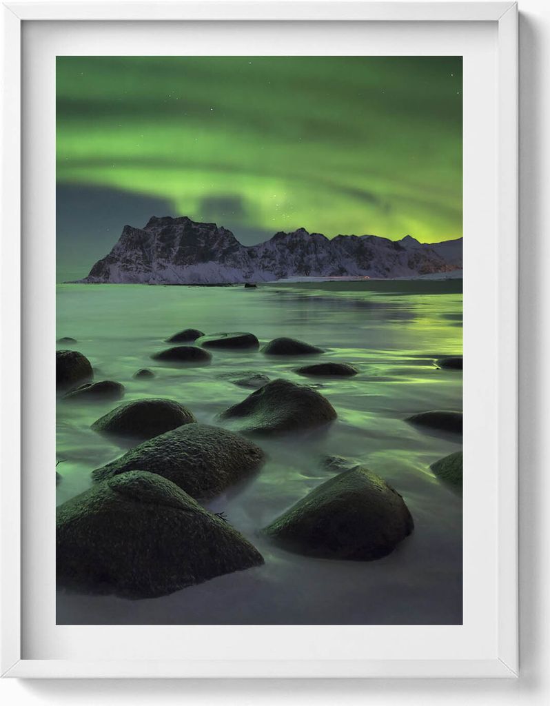 Aurora borealis - grüne Landschaft– Wandbild mit Rahmen – Gerahmtes Bild – Wanddekoration – 60x80 cm – Weiß Rahmen