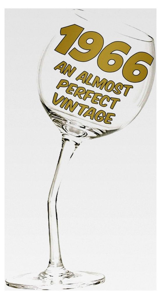 Schiefes Weinglas zum 60. Geburtstag – Englische Aufschrift: „An Almost Perfect Vintage“ – 440 ml