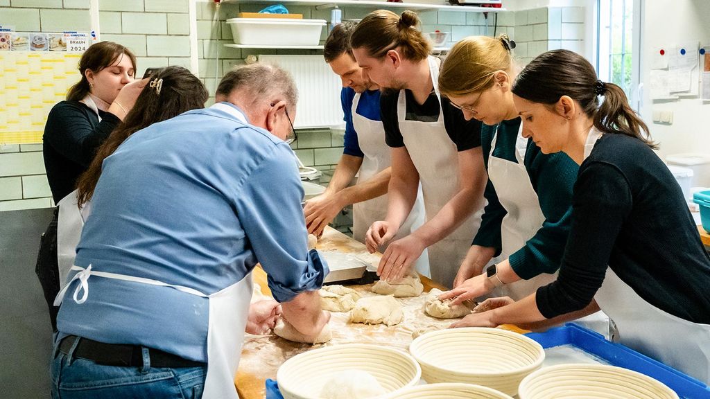 Jochen Schweizer Sauerteigbrot Backkurs Berlin; Erlebnis verschenken oder selbst erleben; Gutschein gültig für 1 Person Gruppengröße: 8-12 Per...
