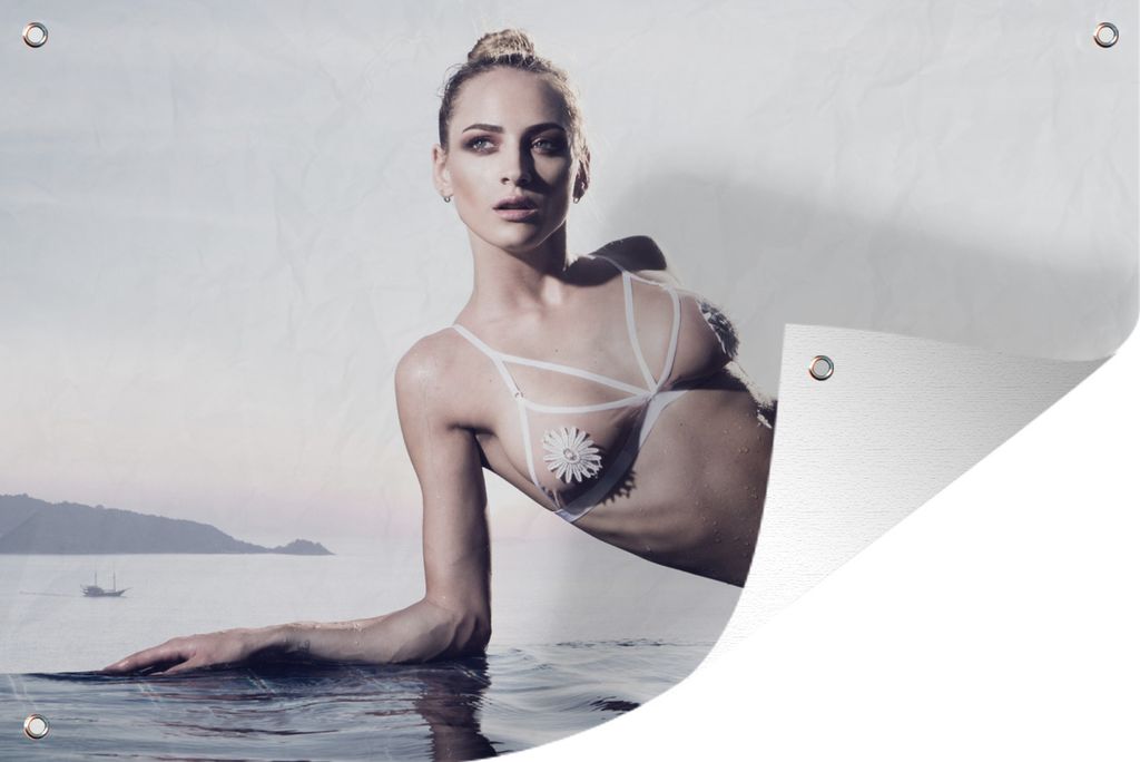 MuchoWow 90x60 cm Outdoor-Poster Gartendeko Sichtschutz Garten Poster für den Garten Eine blonde Frau im Bikini