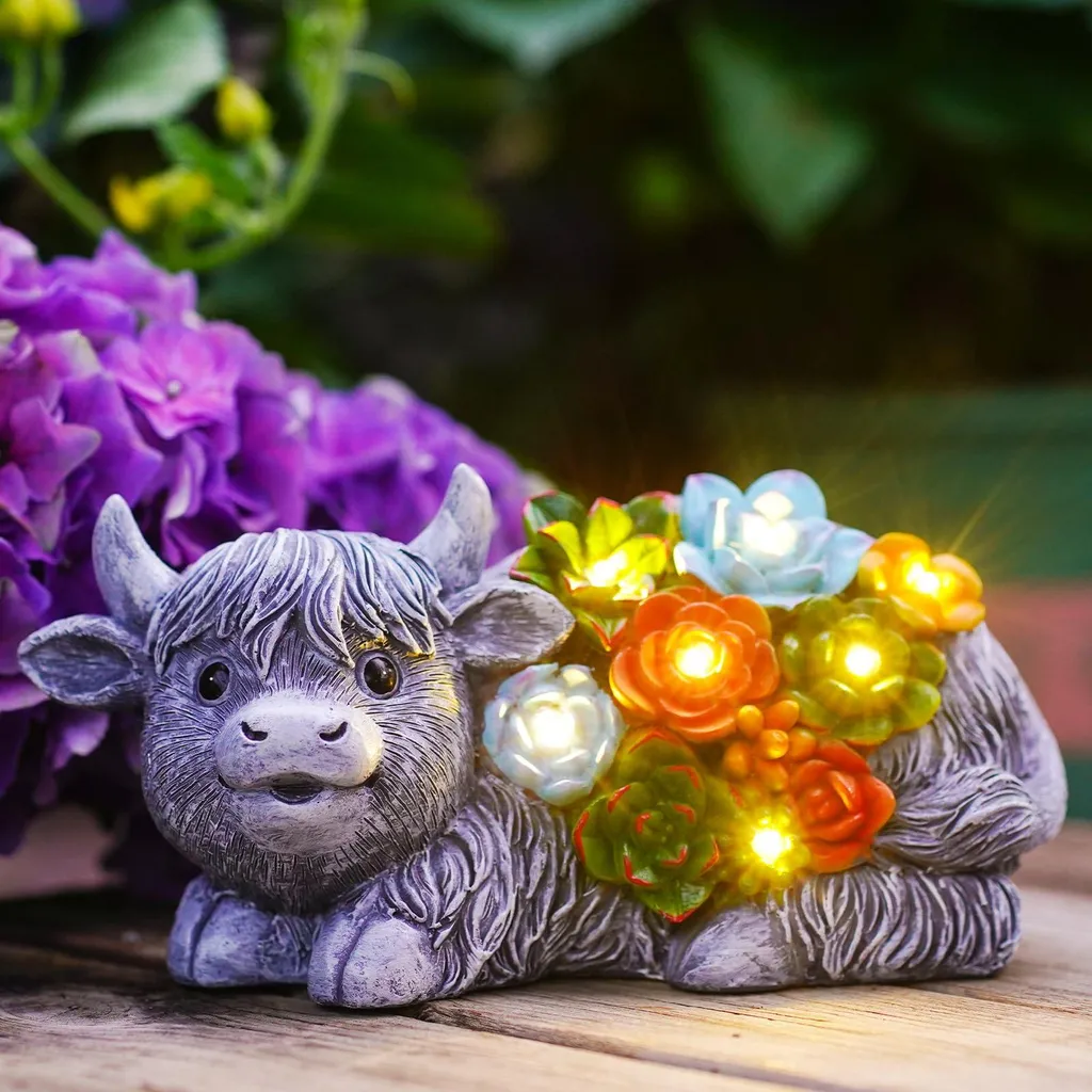 Statue Vache Highlands en Résine Grise et Plantes Grasses Solaires