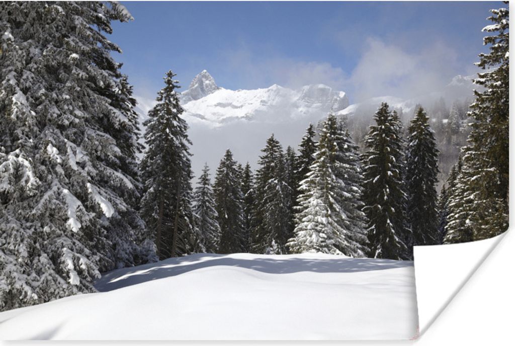 MuchoWow Poster Die schneebedeckten Bäume in den Bergen schaffen eine weihnachtliche Atmosphäre 60x40 cm - Schlafzimmerdekoration