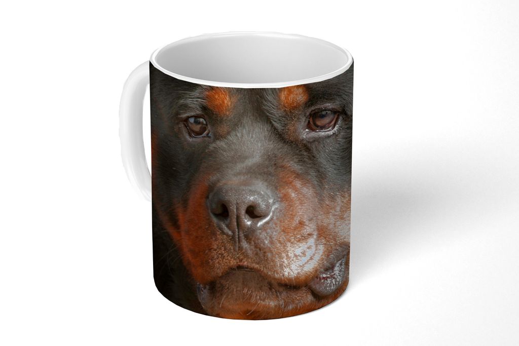 KitchenYeah Tasse Kaffeetasse Kaffeebecher 350 ml Porträt eines Rottweilers im Atelier Teetasse - Fototasse - Becher - Keramikbecher - Teebecher...