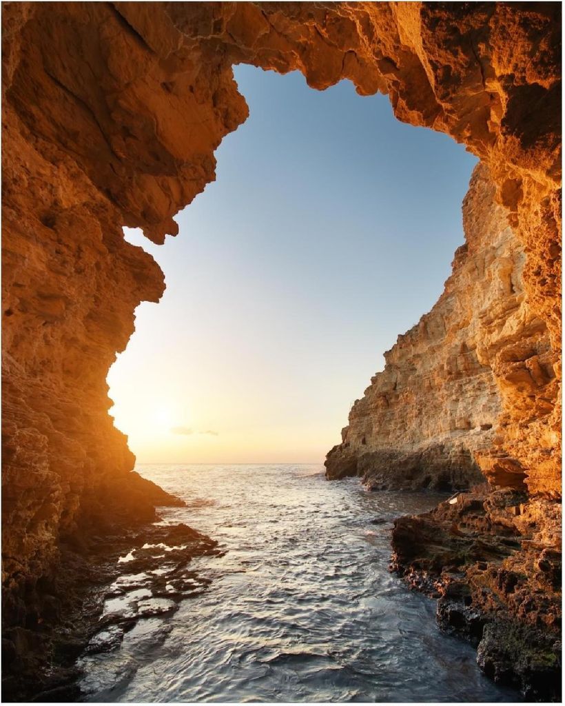Wallario Poster - Höhlen am Meer, Kunstdruck Größe: 40 x 50 cm