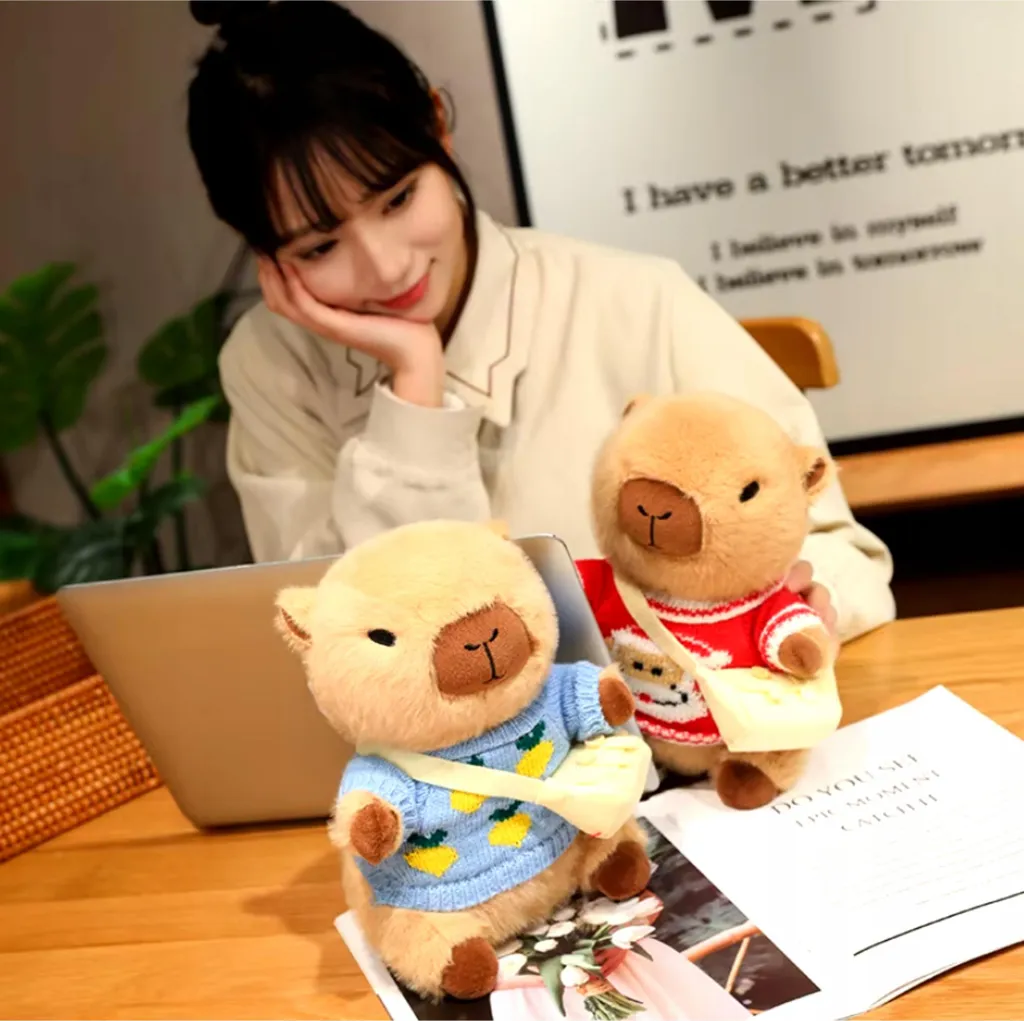 Peluche Capybara Pullover avec son petit sac à dos marron - 25 cm - 13