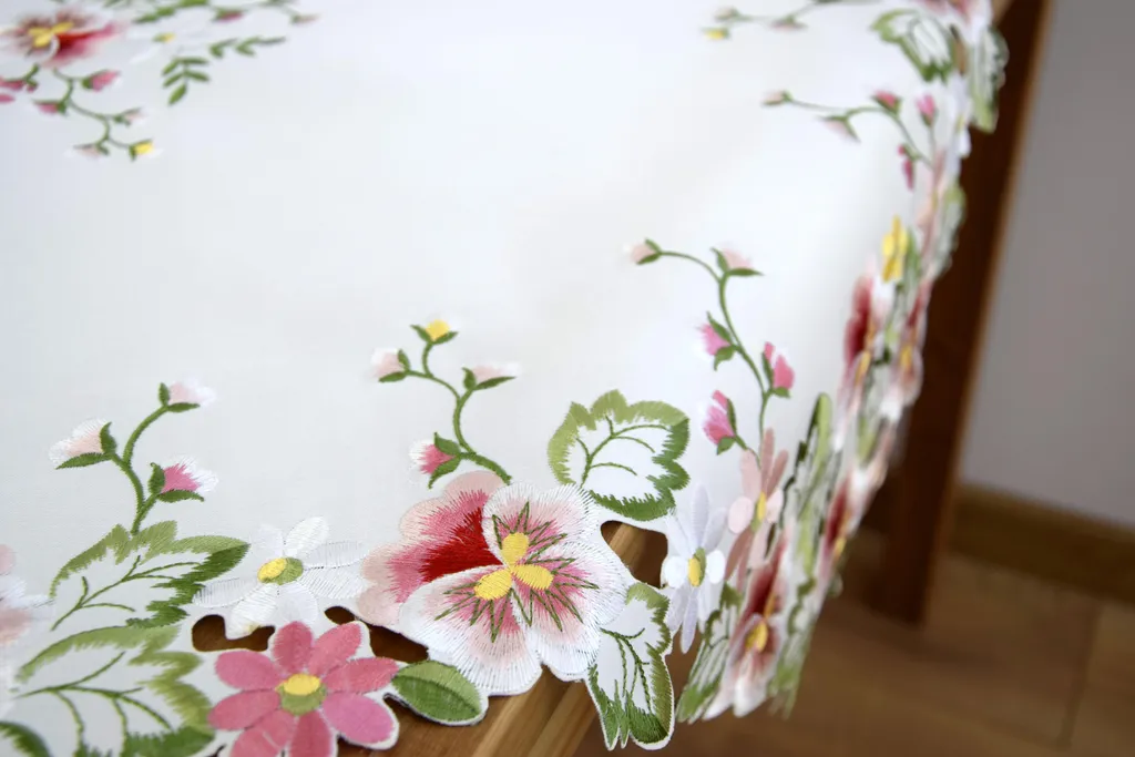 Petite nappe décorative 85x85 brodée pour table basse ou guéridon