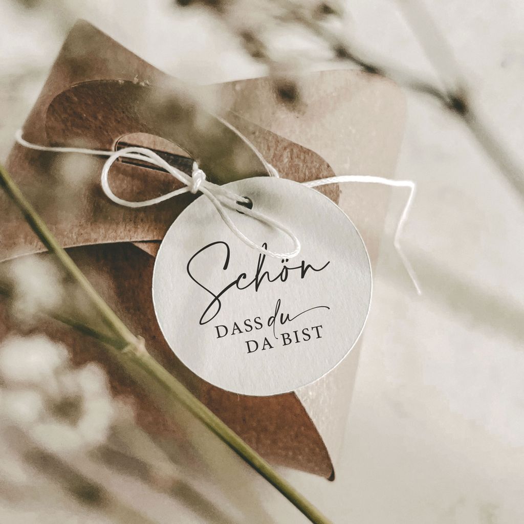 Schön dass du da bist Anhänger im Set | 4 cm Schwarz Weiß | ideal für Gastgeschenke, Willkommensgeschenke zur Hochzeit, Taufe, Kommunion, F...