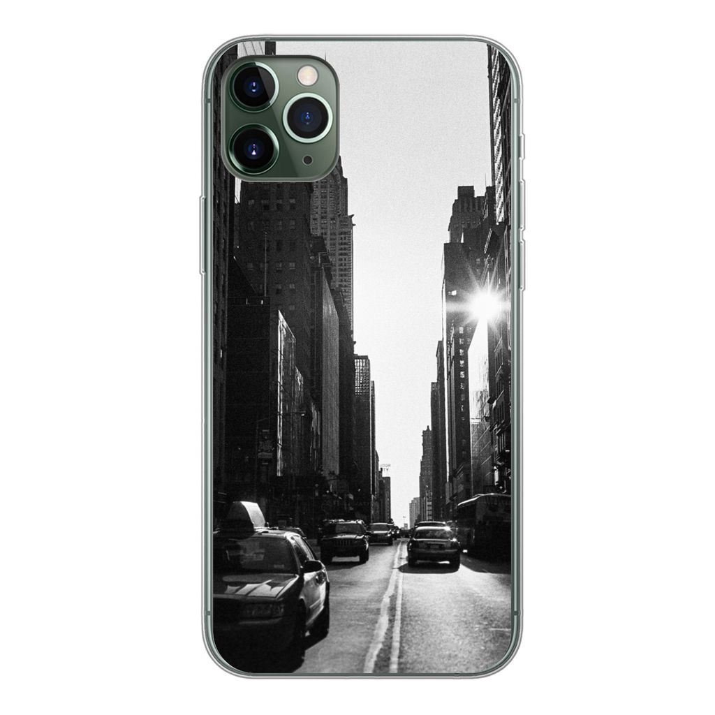 MuchoWow Handyhülle Schutzhülle Hülle für iPhone 11 Pro Max Eine ruhige Straße in New York in Schwarz und Weiß Silikon Softcase Handy Hüll...