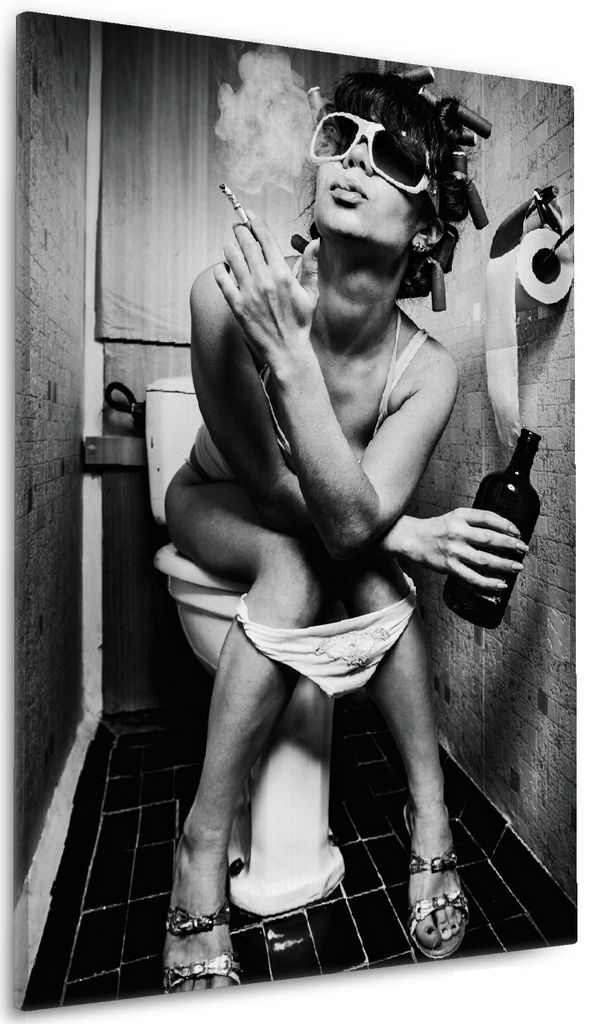 Wallario Premium Leinwandbild Kloparty - Sexy Frau auf Toilette mit Zigarette und Schnaps in Größe 60 x 90 cm