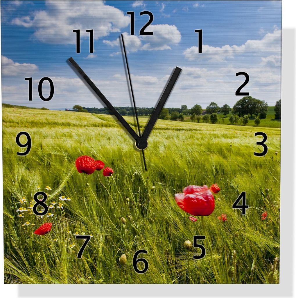 Wallario Design Wanduhr Mohnblumenwiese auf grüner Wiese unter blauem Himmel aus Aluverbund, Größe 30 x 30 cm