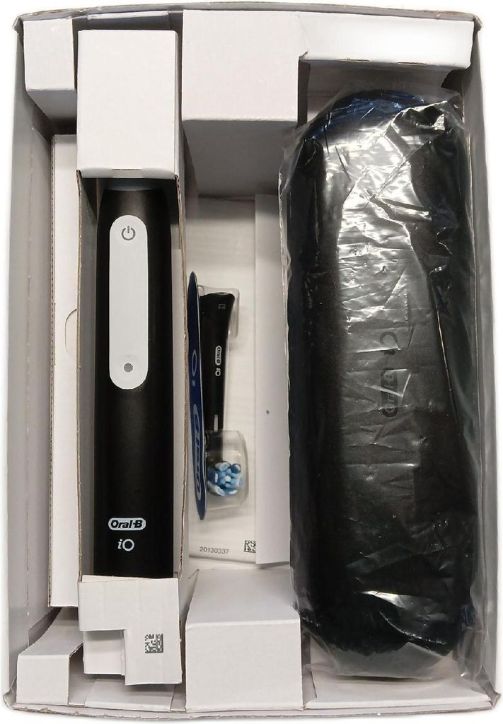 Oral-B iO Series 3 Elektrische Zahnbürste incl. Ersatzkopf, Reiseetui und Zahnpasta Black